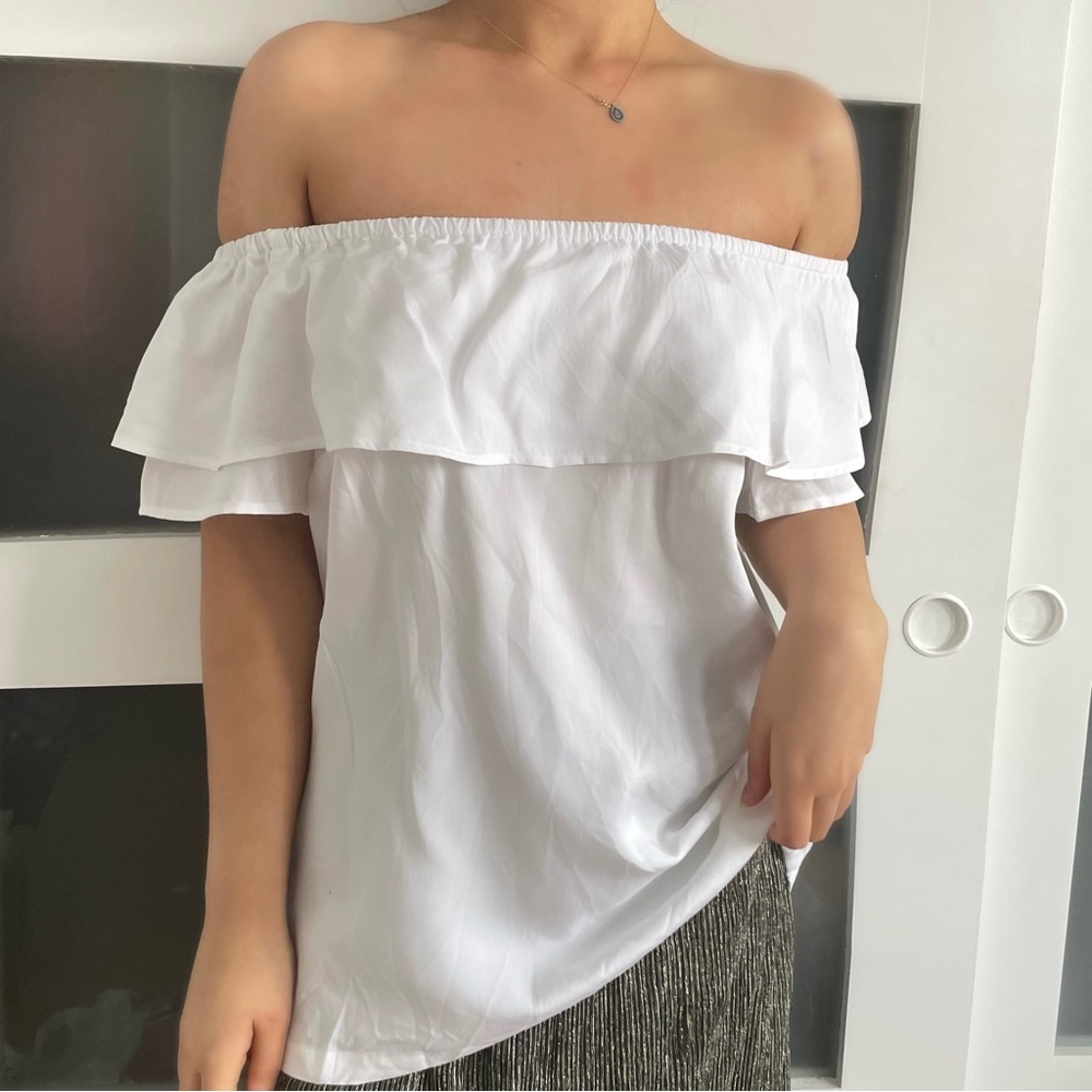 NEW Halston frill off the shoulder top